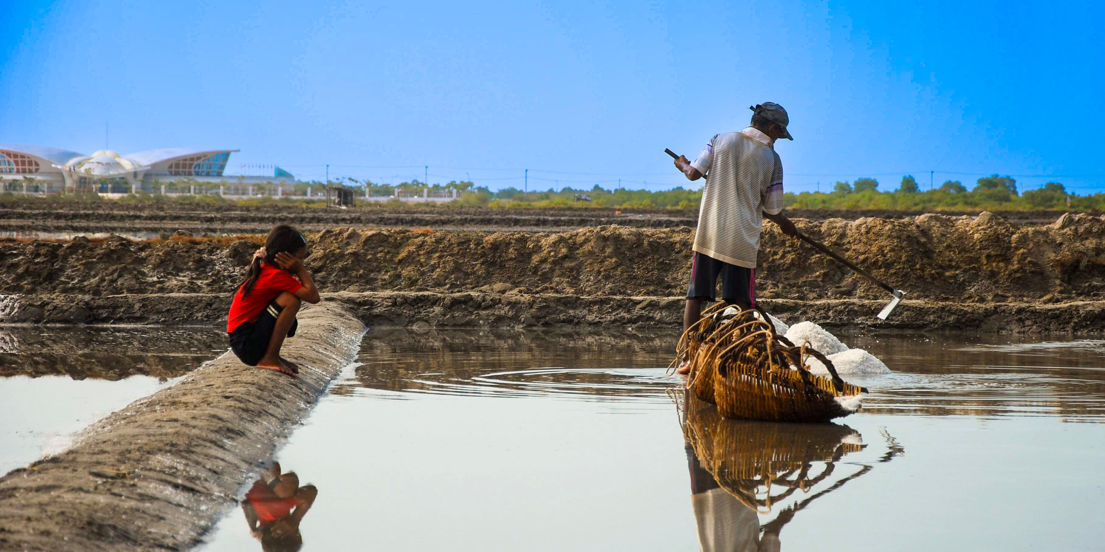 Daily life in the salt field community